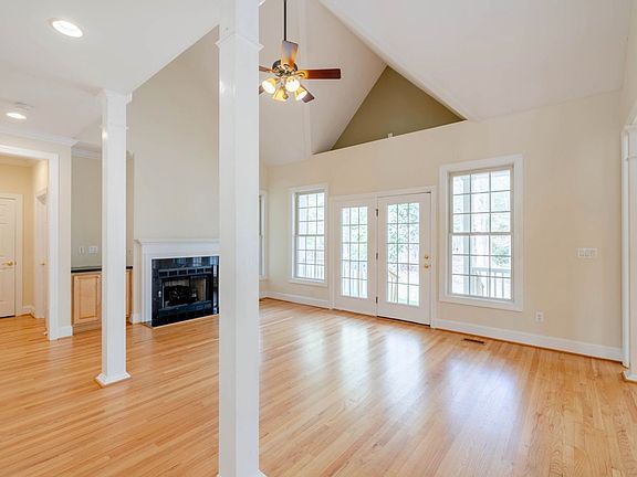 5th image of 1009 E Oak Dr