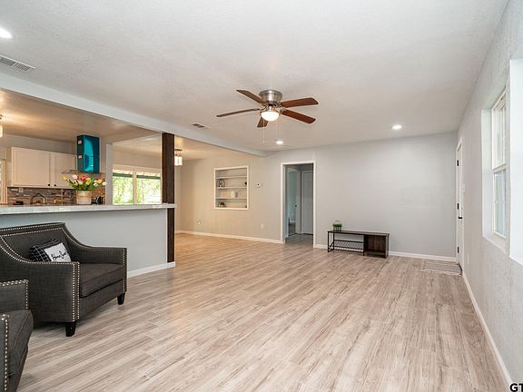 4th image of 315 Millie St