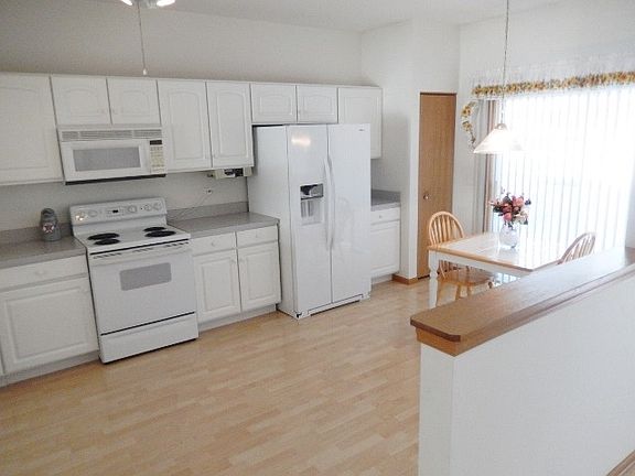 3rd image of 94 Ashbrook Ct