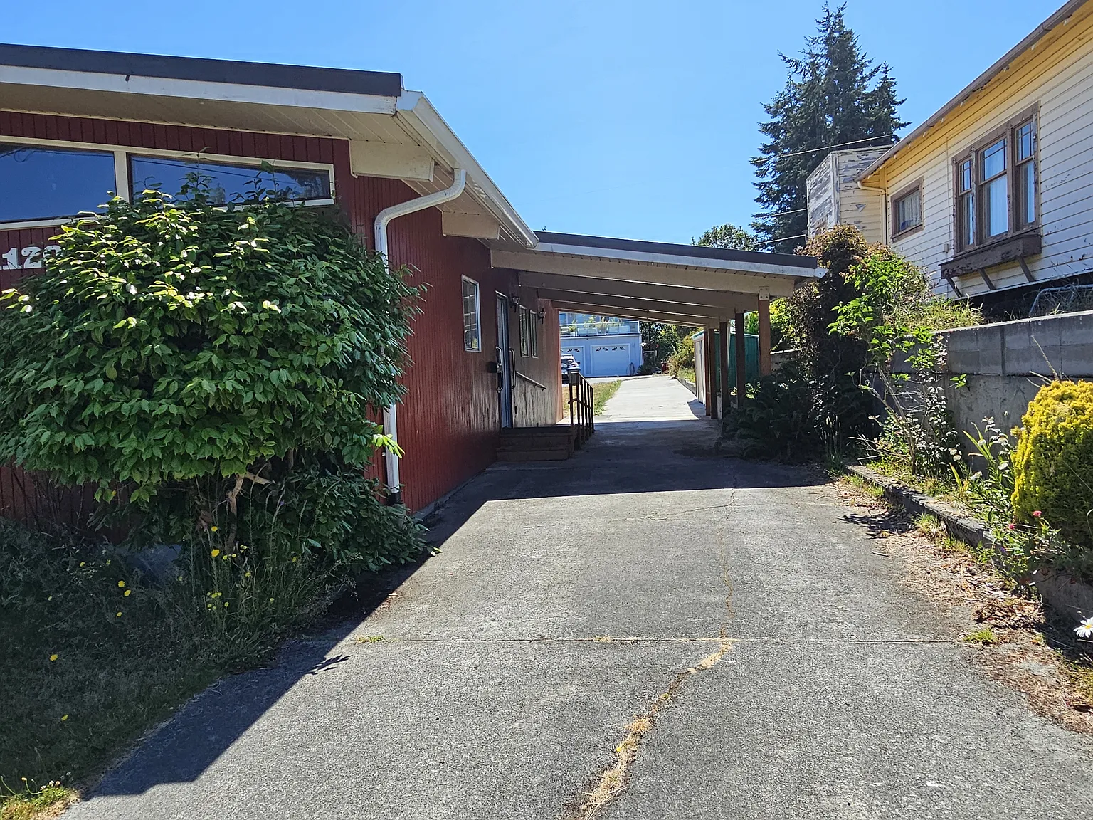 3 bed, 2.5 bath, 2160 sqft, $2,500 — Photo 2