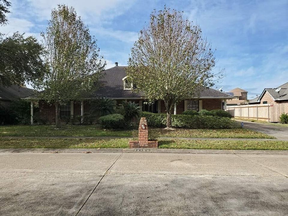 1st image of 2215 E Canterbury Dr