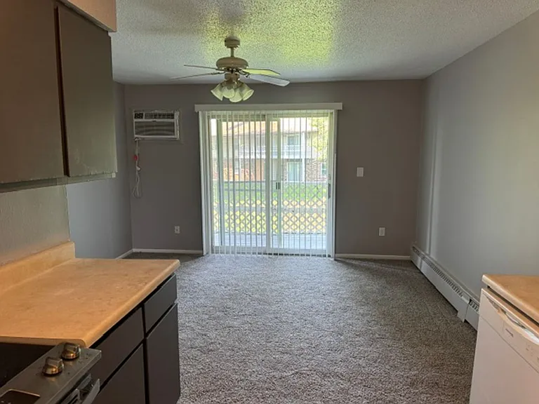 307 N Prairieview Rd — Photo 4