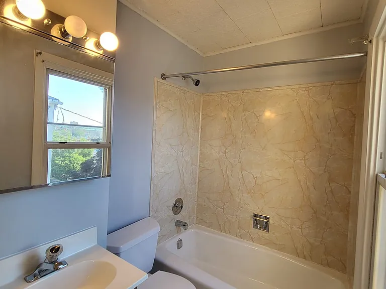 726 Locust St — Photo 5