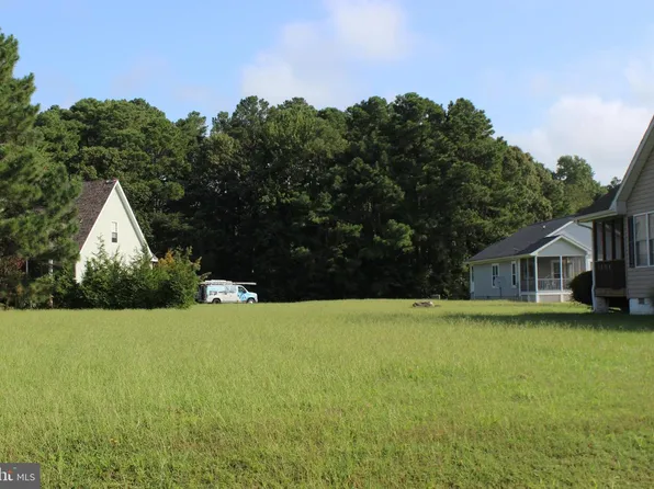 30 Doubloon Dr, Greenbackville, VA 23356