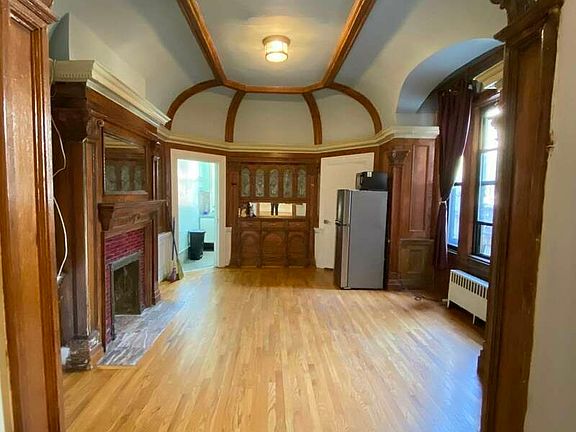 3rd image of 867 Park Pl APT 2B