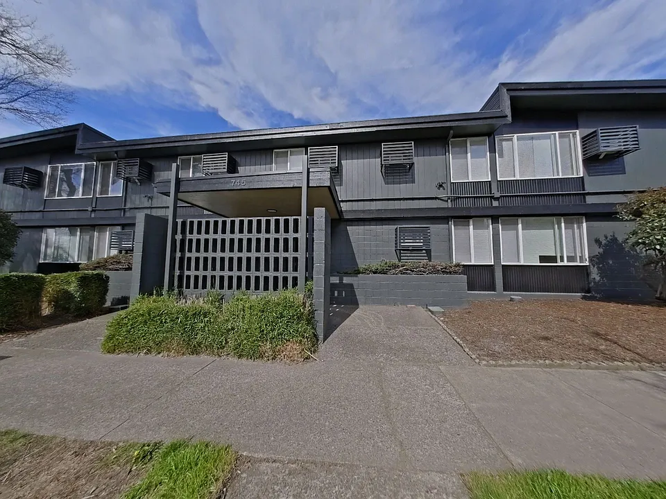 University Manor - Newly Renovated Units just a short walk from Campus!