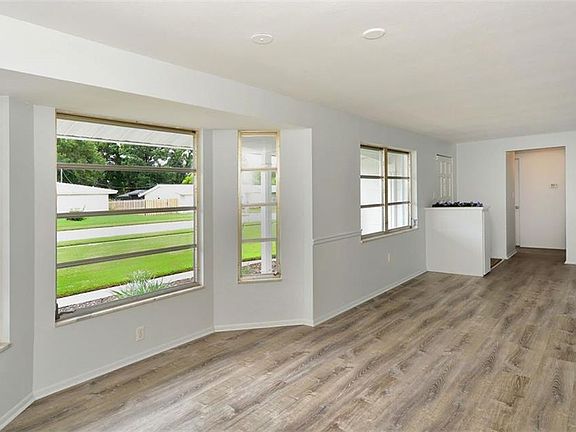 5th image of 2447 Breakwater Cir