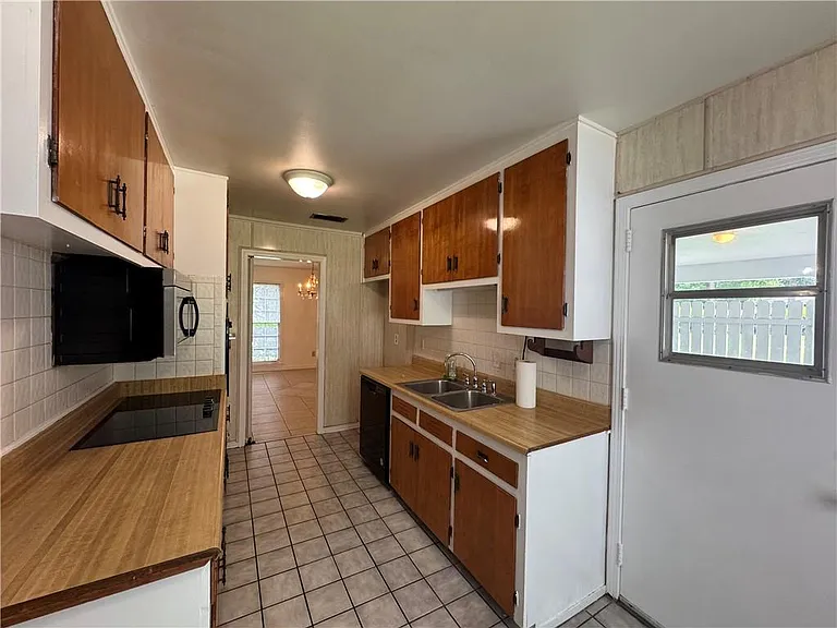 1054 Gallen Ct — Photo 2