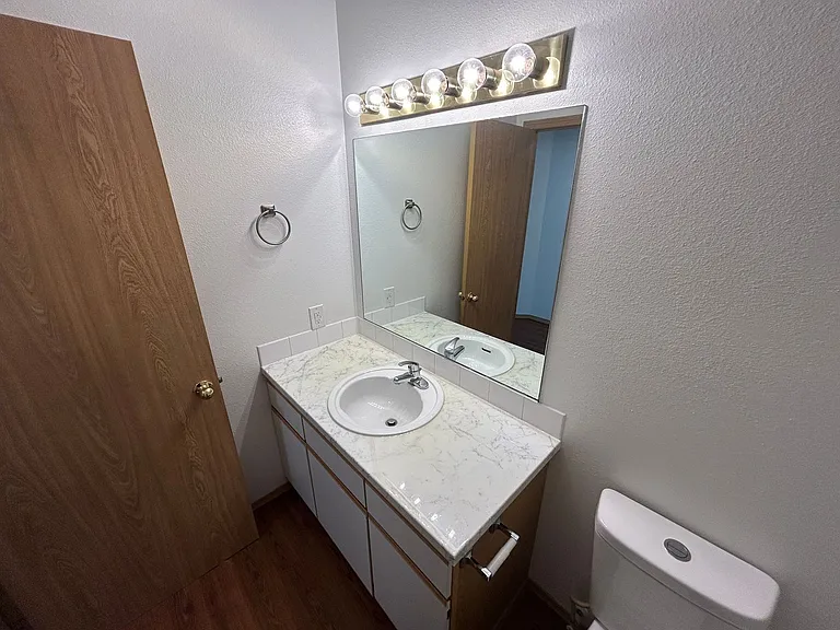 950 South Ash — Photo 14