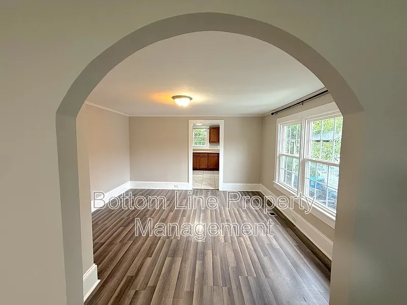 3 bed, 1.0 bath, 1430 sqft, $1,495 — Photo 3