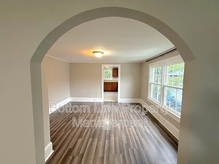 1429 W Horah St — Photo 3