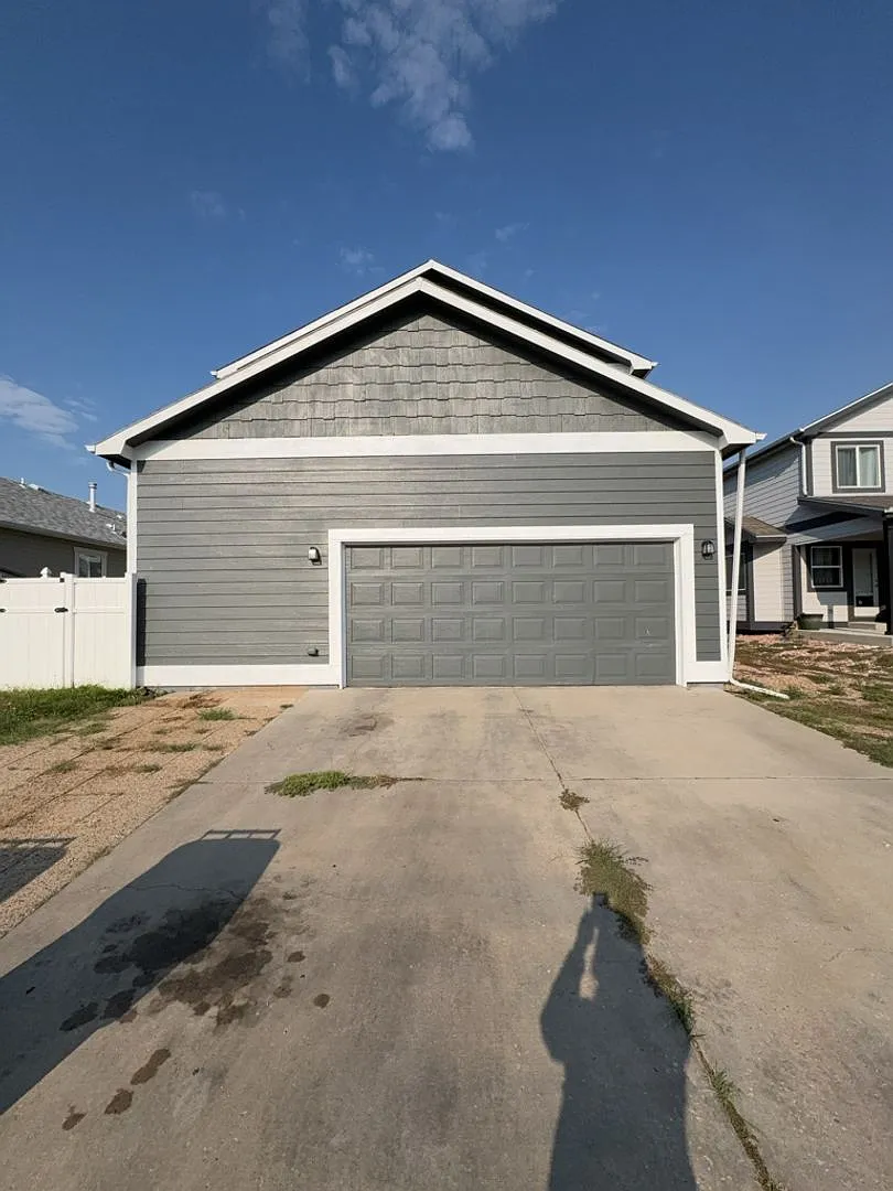 Spacious 3 Bed, 2.5 Bath Home with 2 Car Garage & Unfinished Basement — Photo 3