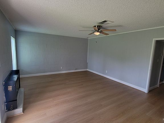 4th image of 2321 Dora St