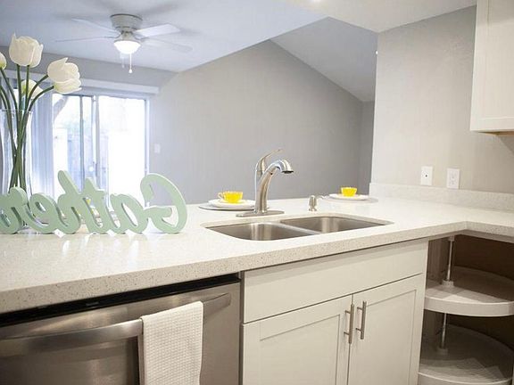 4th image of 3207 W Loma Ln