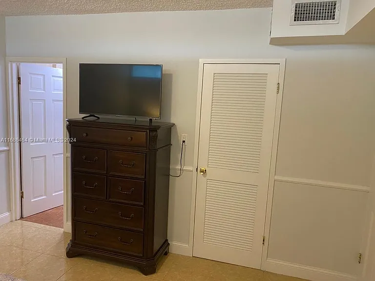 5401 Collins Ave #412 — Photo 28