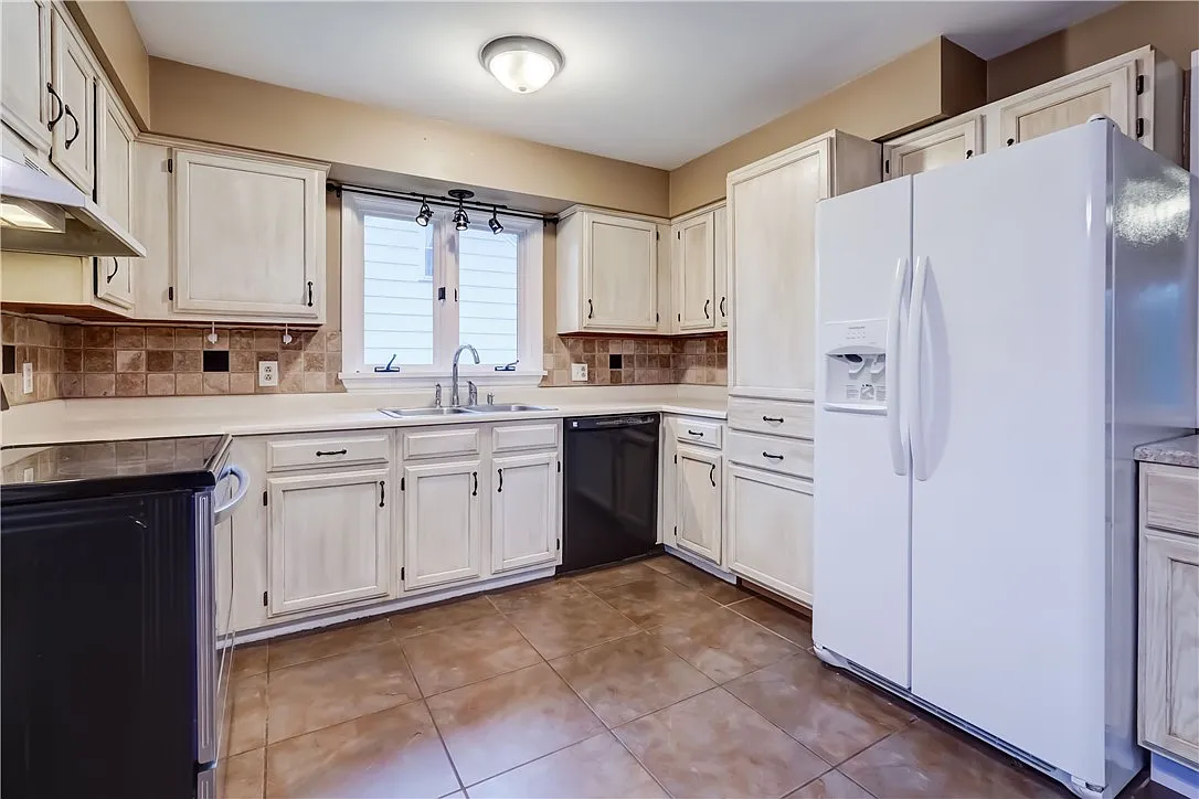 3 bed, 1.0 bath, 1560 sqft, $2,500 — Photo 4