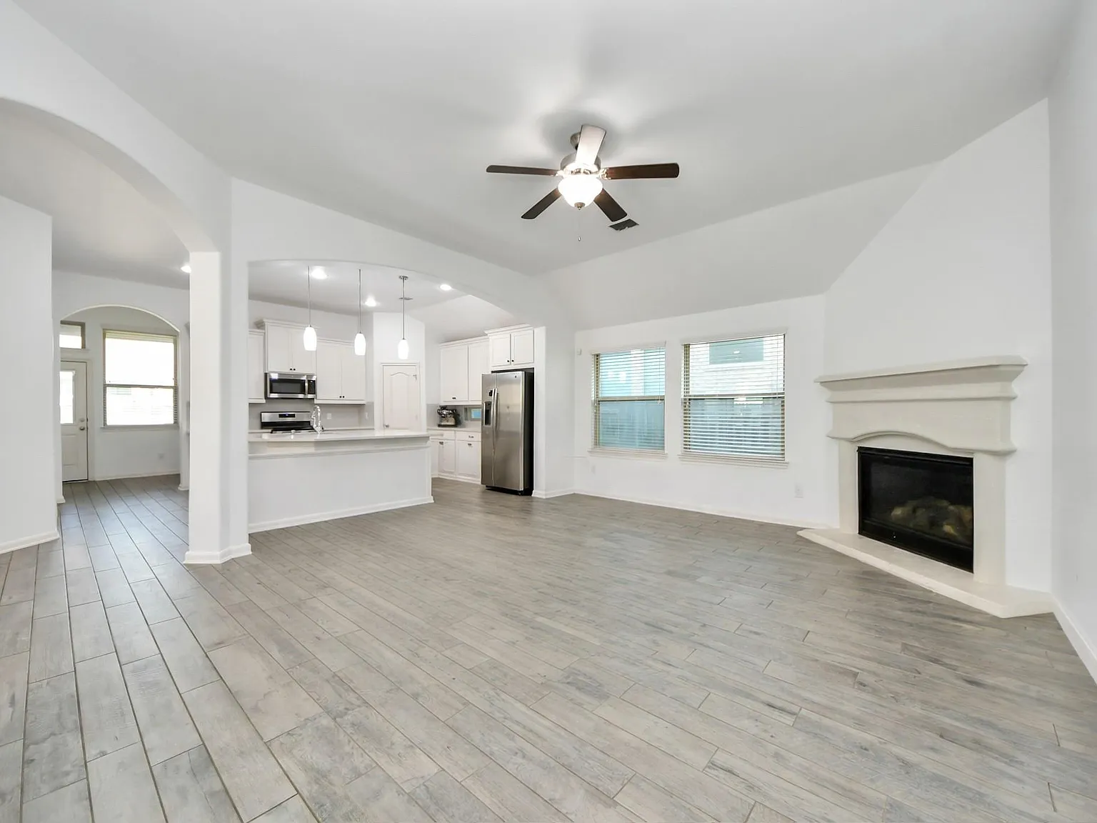 4 bed, 2.0 bath, 1891 sqft, $2,400 — Photo 3