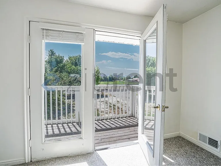 696 N Center St — Photo 7