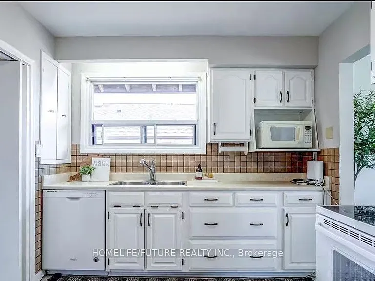 7 Stonehenge Cres — Photo 10