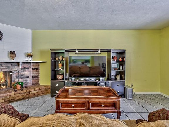 3rd image of 319 Bluffview Dr