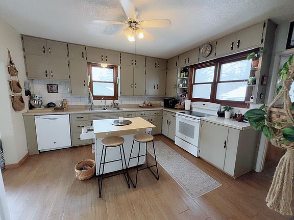 2nd image of 2721 Bixby Ave NE