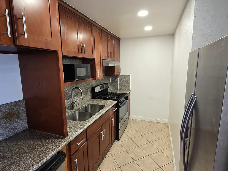 2 bed, 1.0 bath, 850 sqft, $3,250 — Photo 2