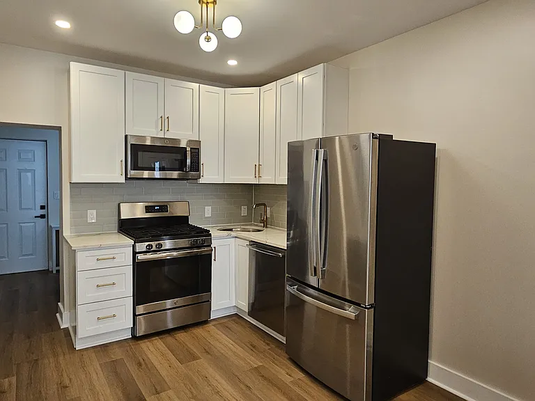 2525 E Madison St — Photo 4