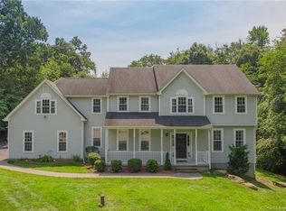 8 White Oak Dr, Colchester, CT 06415