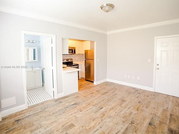 5th image of 53 NE 49th St APT 6