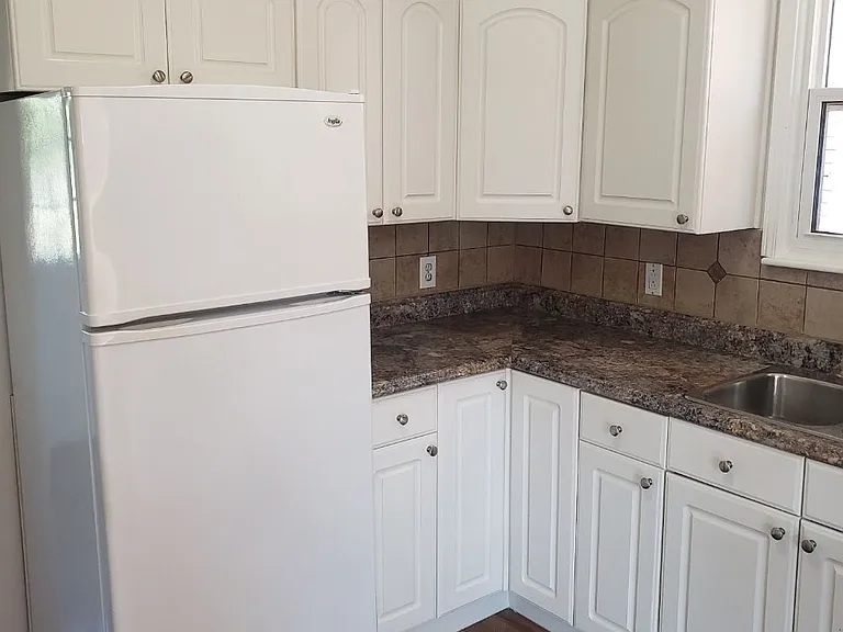 519 Catharine St N #MAIN LEVEL — Photo 6