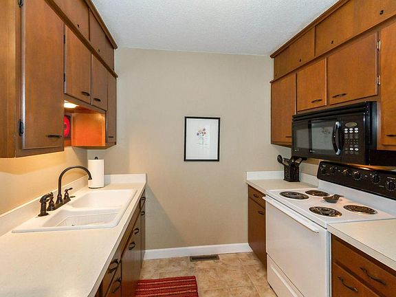 5th image of 713 Garnet Dr