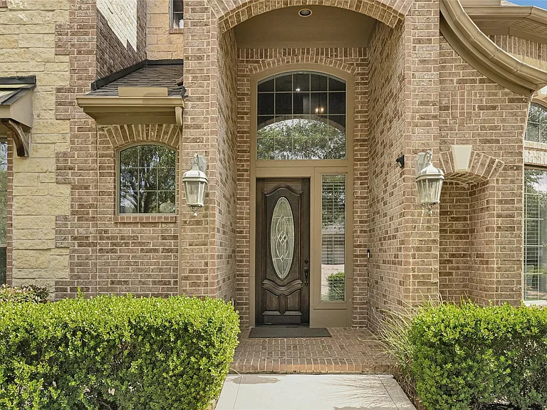 28214 Churchill Ct — Photo 2