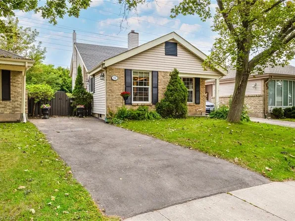 42 Macteith Ct, Cambridge, ON N1R 7B9