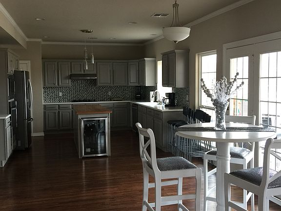 5th image of 201 S Redwood Cres W