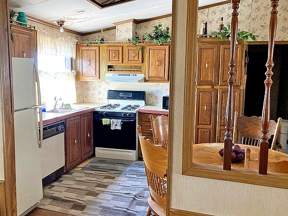 2nd image of 28 Maple Ln #Mr28