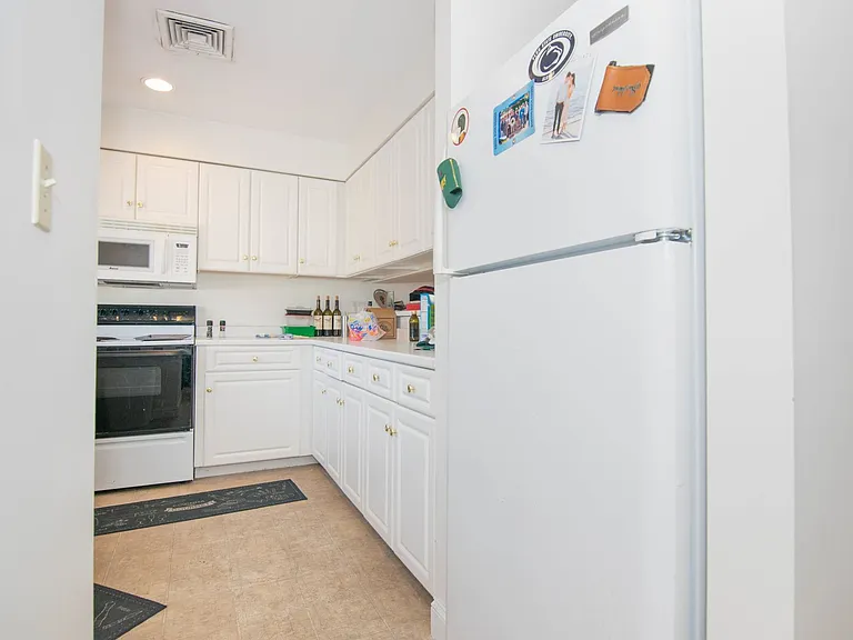 11 Glencoe St — Photo 2