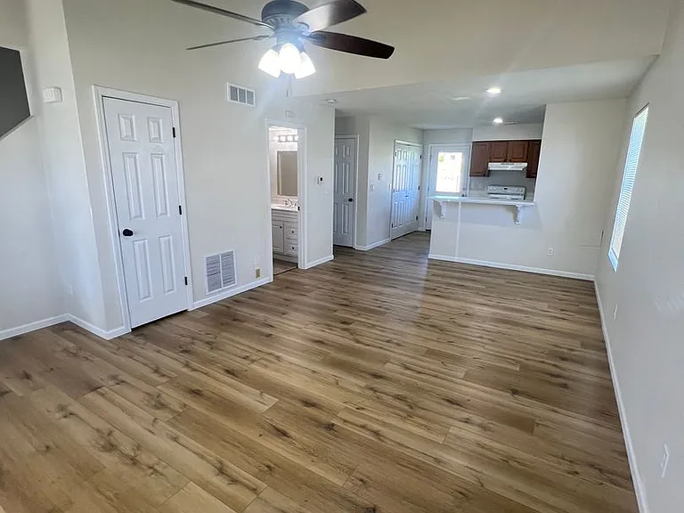 2509-2511 Carnation Dr — Photo 3