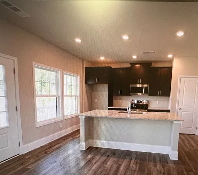 3 bed, 2000 sqft, $2,800 — Photo 2