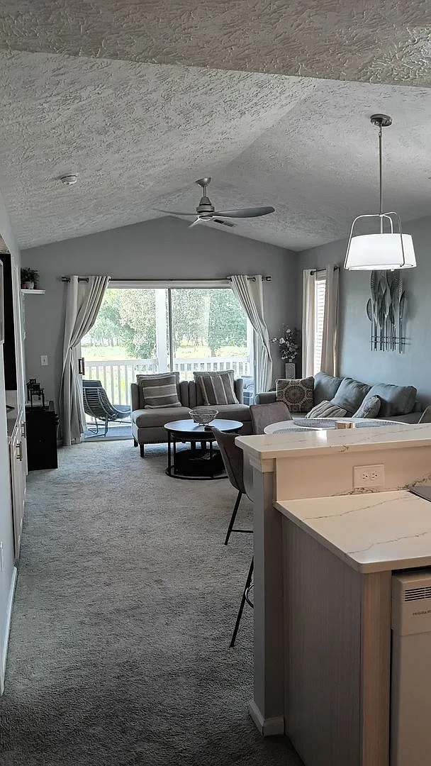 River Oaks Condos — Photo 1