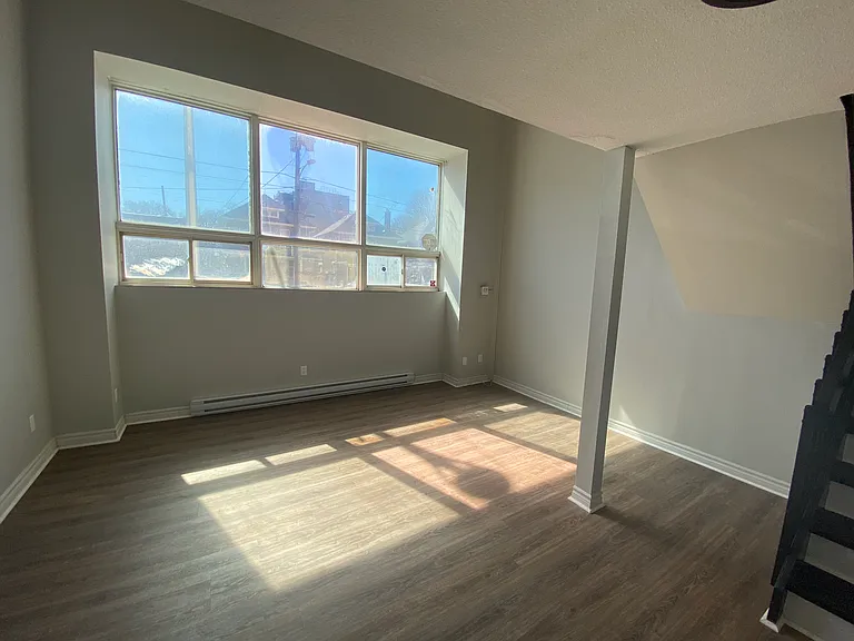 430 Adelaide St N — Photo 5
