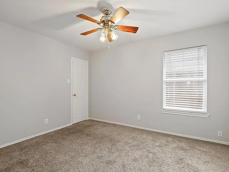 1534 Sleepy Hollow Dr — Photo 21
