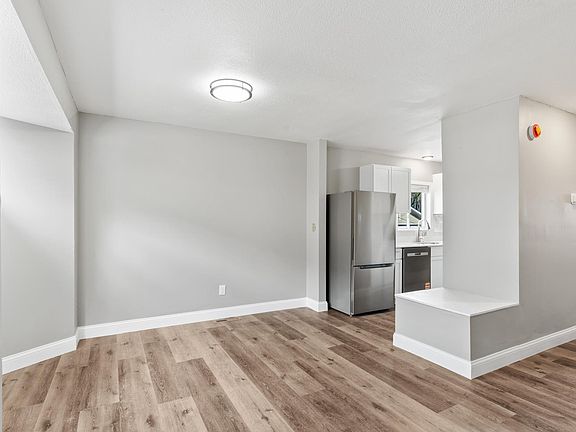 5th image of 2443 Elliot Ave