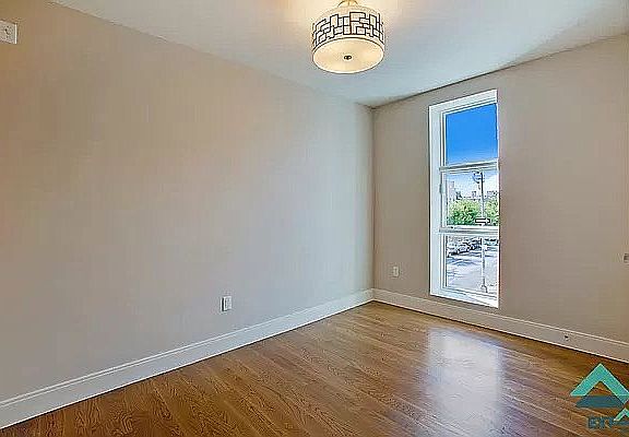 4th image of 261 Evergreen Ave