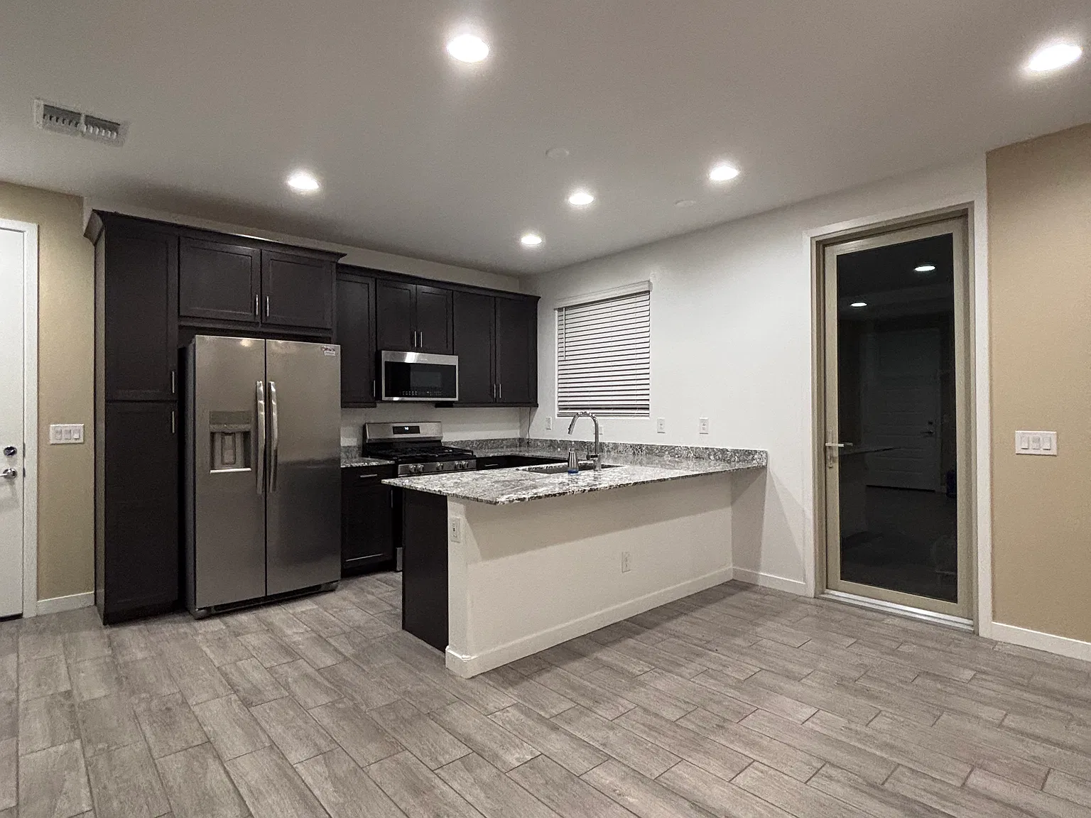 11237 W Parkway Dr — Photo 2