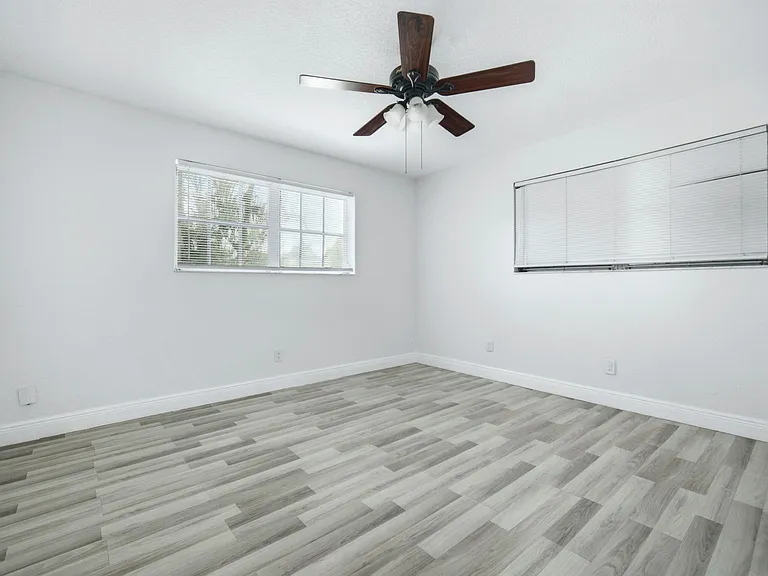 321 E Chaminade Dr — Photo 34