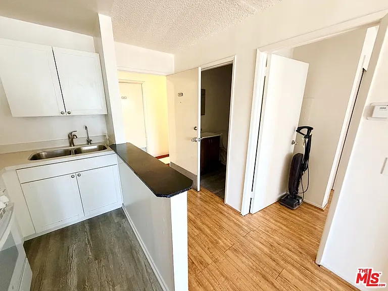 815 S Ardmore Ave #201 — Photo 3
