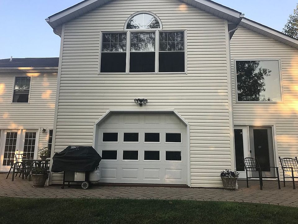 2nd image of 270 Lakeside Dr N