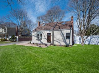 11 Alfred St, Sayville, NY 11782