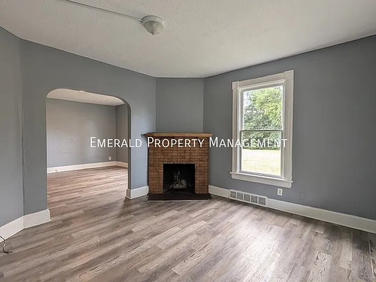 964 N Court St — Photo 3