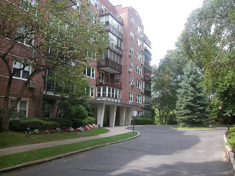 1 Bedroom Co op in Desirable Location